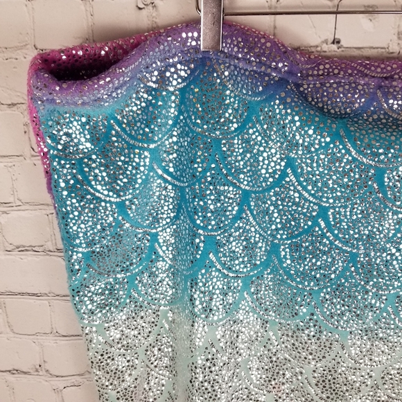 Metallic fleece rainbow mermaid blanket - Picture 3 of 8